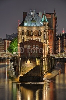 Marco2811, Speicherstadt Hamburg (speicherstadt, hamburg, beleuchtet, historisch, wahrzeichen, puerto, sehenswürdigkeit, abend, alt, altes, gebäude, beleuchtete frauenkirche, deutschland, europa, fleet, gebäude, historisch, illuminiert, kanal, lagerhaus, lagerhaus, nacht, nachts, norddeut)