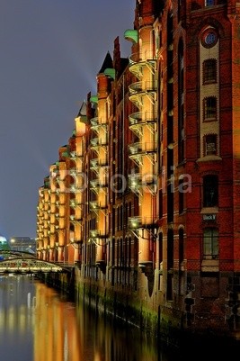 Marco2811, Speicherstadt Hamburg (speicherstadt, hamburg, beleuchtet, historisch, wahrzeichen, puerto, sehenswürdigkeit, abend, alt, altes, gebäude, beleuchtete frauenkirche, deutschland, europa, fleet, gebäude, historisch, illuminiert, kanal, lagerhaus, lagerhaus, nacht, nachts, norddeut)