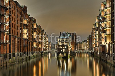 Marco2811, Speicherstadt in Hamburg Wahrzeichen (Hamburg, wahrzeichen, sehenswürdigkeit, wasser, beleuchtet, historisch, puerto, abend, alt, bejahrt, gebäude, beleuchtete frauenkirche, deutschland, europa, fleet, gebäude, hamburger, historisch, kanal, lagerhaus, lagerhaus, nacht, nacht)