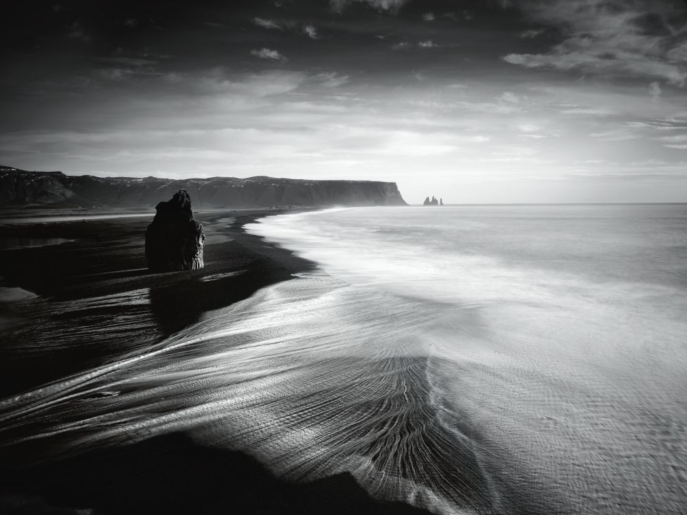 Mark Voce, Coastal View (Photokunst, Fotokunst, Landschaft, Meeresbrise, Küste, Strand, Horizont, Wellen, Wohnzimmer, Büro, Treppenhaus, schwarz / weiß)