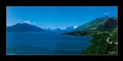 Thierry Martinez, Lake Wakatipu (Landschaft, See, Neuseeland, Berge,  Panorama, Fotokunst, Wohnzimmer, Badezimmer, Treppenhaus, bunt)