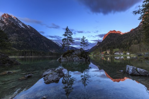 Markus Scholz, Morgens am Hintersee (Berge, Gebirge, Bergsee, Natur, Bayern, Deutschland, Sonnenaufgang, Reflexionen, Landschaftsfotografie, Wohnzimmer, Treppenhaus, Wunschgröße, bunt)