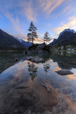 Markus Scholz, Abend am Hintersee (Berge, Gebirge, Bergsee, Natur, Bayern, Deutschland, Sonnenuntergang, Reflexionen, Landschaftsfotografie, Wohnzimmer, Treppenhaus, Wunschgröße, bunt)