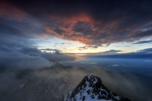 Markus Scholz, Sonnenuntergang am Herzogstand (Berge, Gebirge, Gipfel,  Wolken, Sonnenuntergang, Bayern, Deutschland, Unwetter, Wolken, Landschaftsfotografie, Wohnzimmer, Treppenhaus, Wunschgröße, bunt)