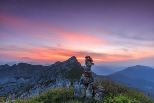 Markus Scholz, Hochiss und Steinmandl (Berge, Gebirge, Rofangebirge, Österreich, Sonnenuntergang, Steinfigur, Skulptur, Mandl, Landschaftsfotografie, Wohnzimmer, Treppenhaus, Wunschgröße, bunt)