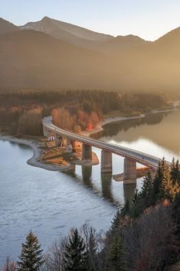 Markus Scholz, Sylvensteinspeicher im Herbst (Bayern, Stausee, Isarwinkel, Brücke, Faller-Klamm-Brücke,  Landschaftsfotografie, Wohnzimmer, Treppenhaus, Wunschgröße, bunt)