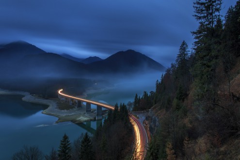 Markus Scholz, Sylvensteinspeicher bei Nacht (Bayern, Stausee, Isarwinkel, Faller-Klamm-Brücke, Brücke, Landschaftsfotografie, Wohnzimmer, Treppenhaus, Wunschgröße, bunt)