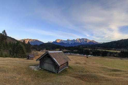 Markus Scholz, Der Geroldsee in Bayern (Berge, Gebirge, Alm, Wiese, Scheune, Bergsee, Natur, Bayern, Deutschland, Landschaftsfotografie, Wohnzimmer, Treppenhaus, Wunschgröße, bunt)