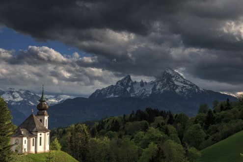 Markus Scholz, Maria Gern und Watzmann (Berge, Gebirge, Watzmann, Kirche, Kapelle, Bayern, Deutschland, Unwetter, Wolken, Landschaftsfotografie, Wohnzimmer, Treppenhaus, Wunschgröße, bunt)