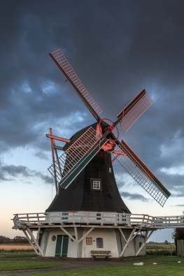 Markus Scholz, Seriemer Mühle (Mühle, historische Mühle, Neuharlinger Siel, Ostfriesland, Deutschland, Architektur, Landschaftsfotografie, Wohnzimmer, Treppenhaus, Wunschgröße, bunt)