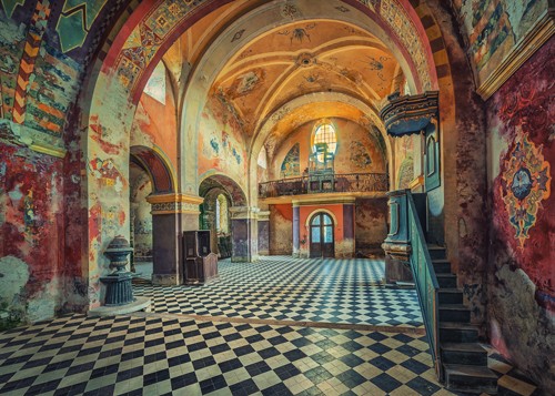 Matthias Haker, The Colors Remain (Interieur, Halle, Gebäude / Architektur, Wandverzierungen, historisch, prunkvoll, Bögen, Licht, Schatten, Verfall, Schloss, Wohnzimmer, bunt)