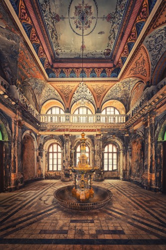 Matthias Haker, The End of an Era (Interieur, Kirche, Taufbecken, Reichtum, prunkvoll, Gebäude / Architektur, Fenster, Leere, Wunschgröße, Wohnzimmer, bunt)