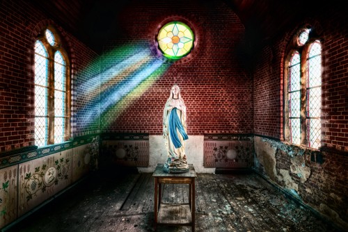 Matthias Haker, The private Chapel (Interieur, Kapelle, Skulptur, Madonna, Lourdes, Gebäude / Architektur, Fenster, Rosette, Lichtstrahlen, Licht, Schatten, Verfall, Wunschgröße, Wohnzimmer, Schlafzimmer, bunt)