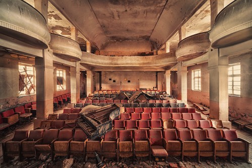 Matthias Haker, The Show is over (Interieur, Theater, Logen, Bestuhlung, Zerstörung, Gebäude / Architektur, Verfall, Wunschgröße, Wohnzimmer, Treppenhaus, bunt)