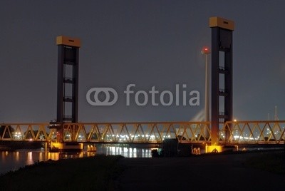 Matthias Krüttgen, Kattwykbrücke nachts (Fotokunst,Städte,Gebäude / Architektur, Brücke,Hamburg,Flur,Treppenhaus)