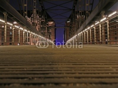 Matthias Krüttgen, Nachts in der Speicherstadt I (Fotokunst,Städte,Gebäude / Architektur, Brücke,Hamburg,Flur,Treppenhaus)