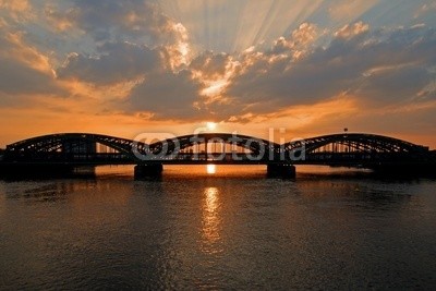 Matthias Krüttgen, Sonnenuntergang über dem Freihafen (Fotokunst,Städte,Gebäude / Architektur, Brücke, Sonnenuntergang,Hamburg,Flur,Treppenhaus)