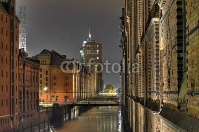 Matthias Krüttgen, Speicherstadt Hamburg Nachtaufnahme (Fotokunst,Städte,Gebäude / Architektur, Hamburg,Flur,Treppenhaus)