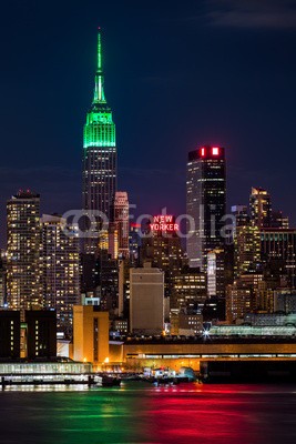 mandritoiu, Empire State Building on Saint Patrick's Day. (irland, amerika, american, architektur, blau, gebäude, business, stadt, stadtlandschaft, bunt, farb, editorial, event, berühmt, grün, hochhaus, ikonenhaft, angestrahlt, irisch, orientierungspunkt, licht, manhattan, midtown, new jersey, new york cit)