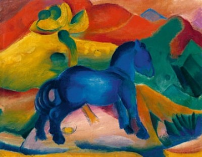 Franz Marc, Blaues Pferdchen (Malerei, Expressionismus, Pferd, Tier, figurativ, Landschaft, Hügel, klassische Moderne, Wohnzimmer, Arztpraxis, Treppenhaus, blau / bunt)