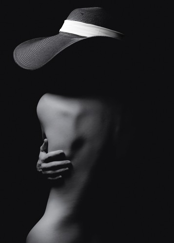 Marco Milillo, The Black Hat (Fotokunst, Erotik, Rückenakt, nackte Frau, Hut, schwarzer Hut, Wunschgröße, Schlafzimmer, schwarz / weiß,People & Eros)