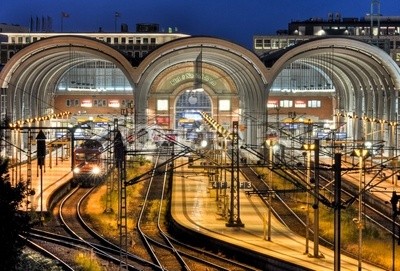 Marco2811, Bahnhof Kiel (bahnhof, hauptbahnhof, zug, eisenbahn, lokomotive, eisenbahnwagen, kieferzapfen, metall, schienenverkehr, transport, gebäude, waggon, güterzug, gasse, bahnstrecke, beleuchtet, schleswig-holstein, stillstand, halle, wartezeit, warten, strom, hochspannun)