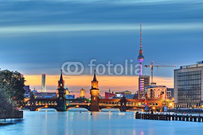 Marco2811, Berlin Fernsehturm Oberbaumbrücke (berlin, fernsehturm, wahrzeichen, hauptstadt, abend, abenddämmerung, wasser, spree, brücke, deutschland, fluß, puerto, luftaufnahme, luftbild, schiff, sehenswürdigkeit, schiff, skyline, ddr, historisch, kanal, kunst, langzeitbelichtung, metropole, nach)