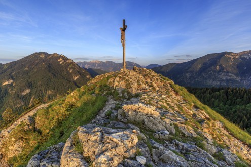 Markus Scholz, Abend am Kofel (Berge, Gebirge, Gipfel, Bayern, Deutschland, Abendstimmung, Gipfelkreuz, Stimmung, Landschaftsfotografie, Wohnzimmer, Treppenhaus, Wunschgröße, bunt)