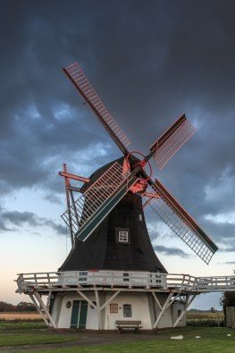 Markus Scholz, Seriemer Mühle (Mühle, historische Mühle, Neuharlinger Siel, Ostfriesland, Deutschland, Architektur, Landschaftsfotografie, Wohnzimmer, Treppenhaus, Wunschgröße, bunt)