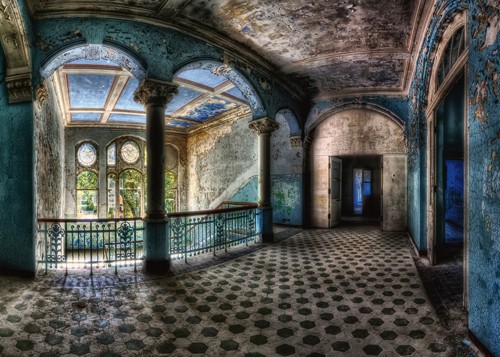 Matthias Haker, Beautiful Decay (Interieur, Gebäude / Architektur, Säulen, Bögen Treppen, Licht, Schatten, Verfall, Schloss, Wohnzimmer, Treppenhaus,  braun / grau)