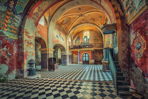 Matthias Haker, The Colors Remain (Interieur, Halle, Gebäude / Architektur, Wandverzierungen, historisch, prunkvoll, Bögen Licht, Schatten, Verfall, Schloss, Wohnzimmer, Wunschgröße, bunt)