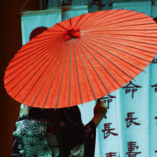 Matthias Weber, Mystic Woman (Wunschgröße, Fotografie, Asien, Schirm, roter Schirm, Ölpapierschirm, mythische Frau, Asiatin, Schriftzeichen, Treppenhaus, bunt)