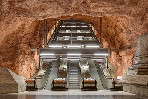 Michael Belhadi, Radhuset (U-Bahn Station, Stockholm, Städte, unterirdisch, Technik, Architektur, modern, Rolltreppen,  Wunschgröße, Wohnzimmer, Treppenhaus, Büro, Fotokunst, bunt)