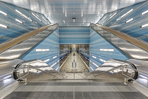 Michael Belhadi, Überseequartier No. 1 (U-Bahn Station, Hamburg, Städte, unterirdisch, modern, Architektur, Technik, modern, Rolltreppen,  Wunschgröße, Wohnzimmer, Treppenhaus, Büro, Fotokunst, bunt)