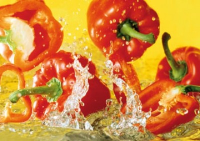 Michael Meisen, Paprika (Gemüse, Paprika, rote Paprika, Wasser, Frische, Nahaufnahme, Küche, Gastronomie, Kantine, Bistro, Fotokunst, rot / gelb)