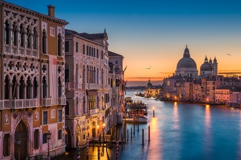 Michael Abid, Sunrise at the Grand Canal (Vendig, Canal Grande, Paläste, Horizont, Santa Maria della Salute, Stadt, Sonnenaufgang, Fotokunst, Wohnzimmer, Treppenhaus, Wunschgröße, bunt)