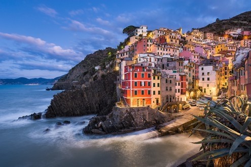 Michael Abid, Riomaggiore Blues (Küste, Meer, Meerebrise, Cinque Terre, Felsen, mediterran, Stadt, Fotokunst, Wohnzimmer, Treppenhaus, Wunschgröße, bunt)