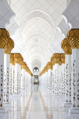 Micha Pawlitzki, Durchsicht (Tadsch Mahal, Abu Dhabi, Architektur, Säulengang, Orientalisch, mondän, Reichtum, Arabien, Photografie, Wohnzimmer, Wunschgröße, weiß/gold)