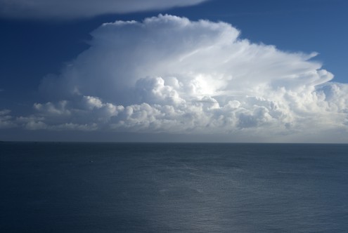 Micha Pawlitzki, Wo der Himmel das Meer berührt (Meer, Meeresbrise, Wolke, Horizont, maritim,  Photografie, Wunschgröße, Wohnzimmer, blau/weiß)