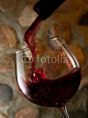misaleva, Red wine pouring on stone wall (wein, flieÃŸen, gieÃŸen, weinglÃ¤ser, glas, steinwand, weingut, kristalle, flasche, abstrakt, aktion, alkohol, hintergrund, getrÃ¤nke, schwarz, blase, cabernet, feiern, feier, close-up, kÃ¼hl, abendessen, trinken, essen, glas, kelch, grÃ¼n, isoliert, saf)