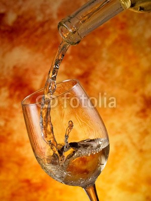 misaleva, White wine pouring (abstrakt, aktion, alkohol, hintergrund, getrÃ¤nke, flasche, blase, feiern, feier, close-up, kÃ¼hl, kristalle, abendessen, trinken, entladen, flieÃŸen, essen, glas, glas, kelch, isoliert, saft, life, spirituose, bewegung, objekt, party, schÃ¼tte)