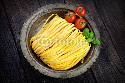 mythja, Fresh pasta (spaghetti, pasta, bake, bäcker, bäckerei, board, kochen, kochen, küche, teig, feeds, ei, mehl, essen, abzweigungen, frisch, feinschmecker, korn, handgemacht, gesund, selbstgemacht, zutaten, italienisch, küche, knete, walken, herstellung, mahlzeit, nude)