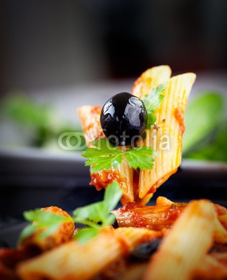 mythja, Pasta with tomato and olives (hintergrund, basilikum, rinderzucht, bolognese, schlieÃŸen, close-up, cooked, kÃ¼che, diÃ¤t, abendessen, gericht, essen, abzweigungen, frisch, garnieren, feinschmecker, grÃ¼n, gesund, kraut, zutaten, italienisch, leaf, lunch, mahlzeit, fleisch, menÃ¼, nud)