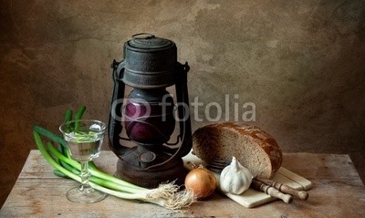 Nailia Schwarz, Brotzeit (stilleben, stilleben, lampe, brot, vollkorn, sandwich, vesper, porree, glÃ¼hbirne, knoblauch, rustikal, landwirtschaftlich, besteck, wasser, glas, trinken, lampe, weiÃŸ, organisch, biologisch, gemÃ¼se, reif, bejahrt, antikes, weich, schÃ¼ssel, hol)