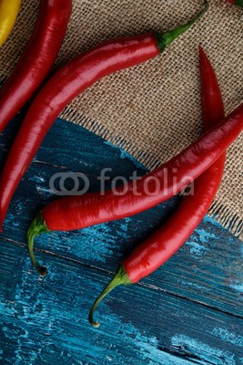 Nailia Schwarz, Chilischoten (Wunschgröße, Fotografie, Chilischoten, rote Chili, Sackleinen, Schärfe, Geschmack, Gewürze, Gesundheit, Ernährung, Kochen, Küche, Esszimmer, Gastronomie, buntl)