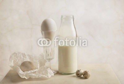 Nailia Schwarz, Milch und Eier (stilleben, stilleben, ei, ei, milch, organisch, biologisch, dolden, vase, glas, flasche, wachtel, bejahrt, antikes, weich, schÃ¼ssel, weiÃŸ, sahne, beige, holz, hÃ¶lzern, braun, grunge, malerei, thema, konzept, konzeptionell, classic, dekoration, dekorati)