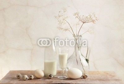 Nailia Schwarz, Milch und Eier (stilleben, stilleben, ei, ei, milch, organisch, biologisch, dolden, vase, glas, flasche, wachtel, bejahrt, antikes, weich, schÃ¼ssel, weiÃŸ, sahne, beige, holz, hÃ¶lzern, braun, grunge, malerei, thema, konzept, konzeptionell, classic, dekoration, dekorati)