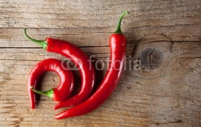 Nailia Schwarz, Red Chili Pepper (Wunschgröße, Fotografie, Chilischoten, rote Chili, Holztisch, Schärfe, feurig, Geschmack, Gewürze, Gesundheit, Ernährung, Kochen, Küche, Esszimmer, Gastronomie, bunt)