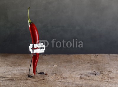 Nailia Schwarz, Scharfe Chilischote (Wunschgröße, Fotografie, Chilischote, rote Chili, Rasieklingem Klinge, witzig, lustig, Schärfe, Geschmack, Gewürze, Gesundheit, Ernährung, Kochen, Küche, Esszimmer, Gastronomie, bunt)