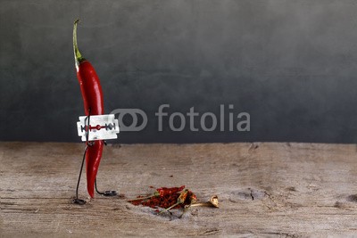 Nailia Schwarz, Scharfe Chilischote (Wunschgröße, Fotografie, Chilischote, rote Chili, Chilipulver, Rasierklinge, Klinge, chilimännchen, Holztisch, Schärfe, feurig, Geschmack, Gewürze, Gesundheit, Ernährung, Kochen, witzig, Küche, Esszimmer, Gastronomie, bunt)